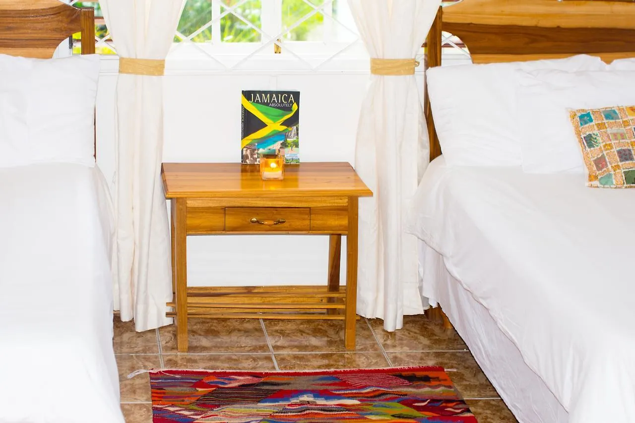 Portland Riverside Retreat 포트안토니오 B&B